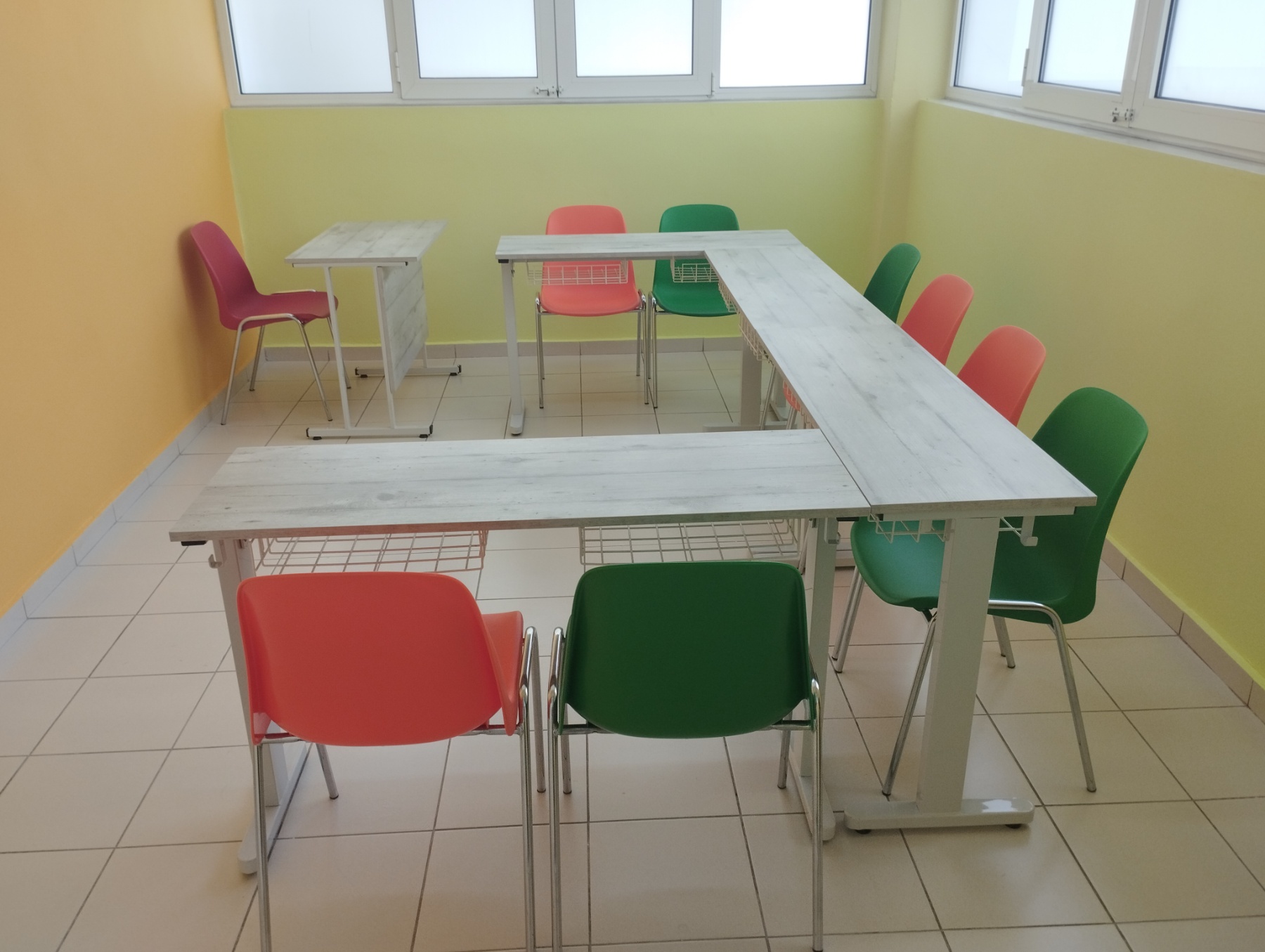 Αίθουσα διδασκαλίας Thess English με φωτεινό χώρο και οργανωμένα θρανία.